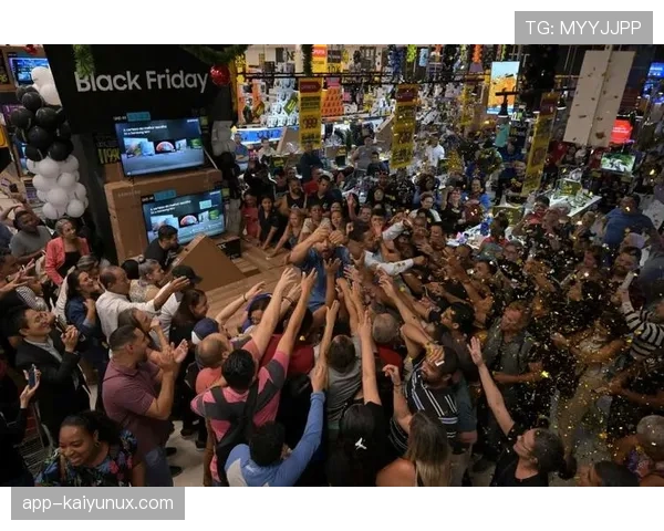 乔丹·汤普森训练完直接去超市抢购蛋白粉，结账时掏出一叠现金像在拍黑帮片