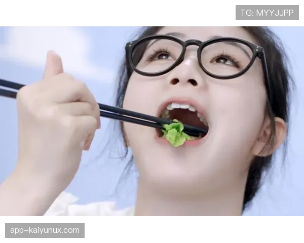 史梦瑶训练完随手啃个苹果，这自律程度我直接看呆了