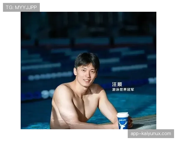 汪顺训练完直接啃鸡胸肉的样子，真·把自律刻进DNA了